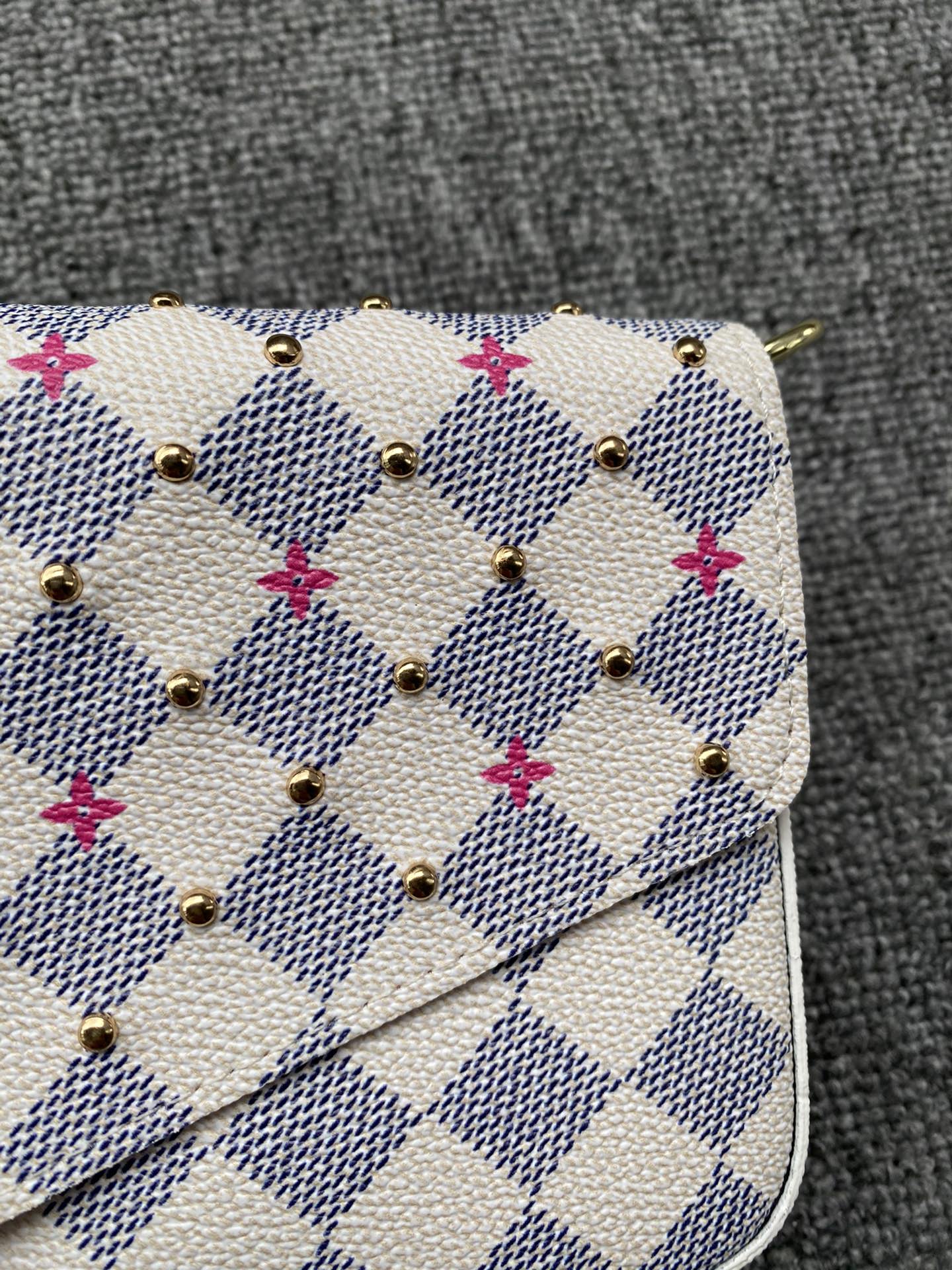 Different colors of the leather chain wallet