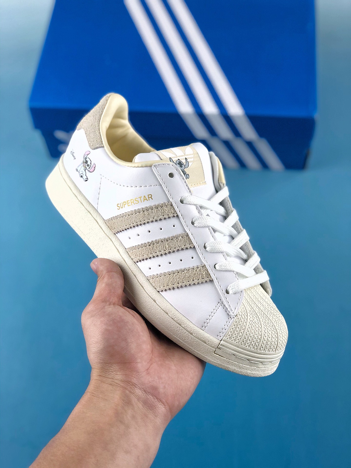 本地自取 支持放店
.可爱指数爆表史迪奇联名Superstar	
AdidasoriginalsX联名迪士尼推出限定!!联名系列，此次释出角色为大热卡通角色「史迪奇|超可爱形象带来全新视觉冲击|鞋身多处印有
不同造型史迪奇人物图案，并在鞋垫位置进行满印彩蛋设计
本次超	爱Superstar可搭配联名服饰进行穿搭选择，凸显春日必活力~
货号：HQ6356
尺码:35-45带半码