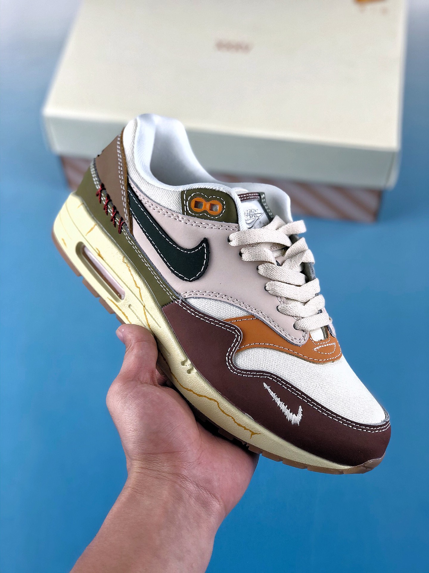 本地自取 终端放店
Patta x Nike Air Max 1“Monarch”
复古休闲跑步鞋。本次Nike携手来自荷兰阿姆斯特丹的接头品牌Patta,共同打造全新特别版Air Max 1。鞋面采用全新羊绒皮，透气性好耐磨损。侧面在经典Air Max 1的元年鞋形基础加入新颖波浪形图案设计，鞋舌鞋垫都缀以Patta品牌标志，鞋头处的Nike Swoosh更为这款联名之作增添了点睛之笔！
货号:DQ8656-133
尺码:36 36.5 37.5 38 38.5 39 40 40.5 41 42 42.5 43 44 44.5 45