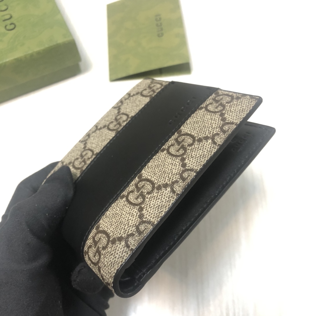 此款短夹采用GG Supreme高级人造帆布精制而成，配以Gucci压印皮革细节。款号:。尺寸:11x9