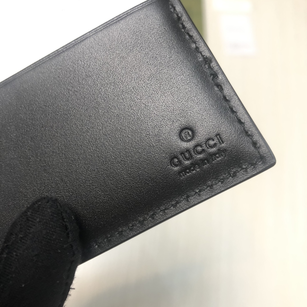 此款短夹采用GG Supreme高级人造帆布精制而成，配以Gucci压印皮革细节。款号:。尺寸:11x9