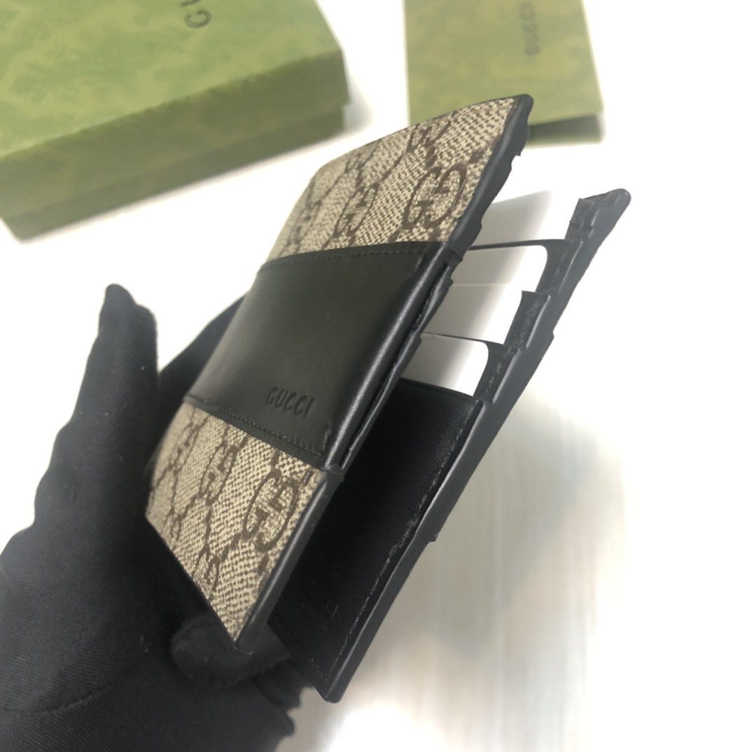 此款短夹采用GG Supreme高级人造帆布精制而成，配以Gucci压印皮革细节。款号:。尺寸:11x9
