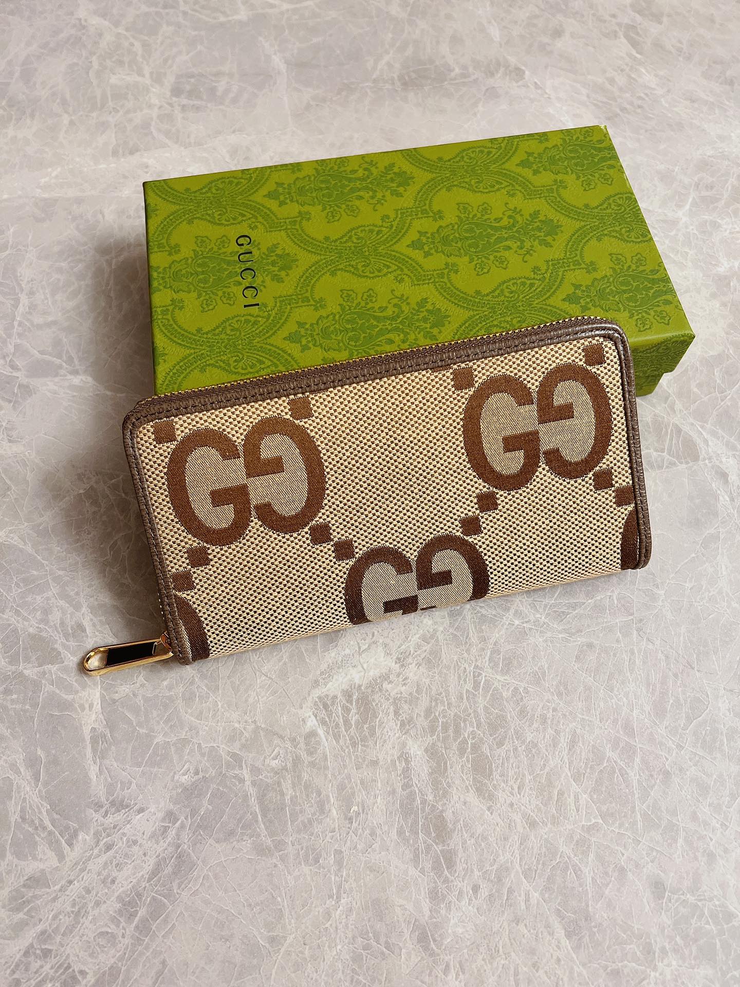 NO:672141,Top original order!  The Gucci Diana full-zip wallet combines the brand's recognizable elements with ingenious monogram details. This wallet is made of double G pattern canvas, with unique size, simple and elegant, exuding a touch of modern flavor. Model 699316, size 19cm × 10.5cm × 2cm, Gucci wallet, gucci, wallets19860909顶级原单！Gucci Diana全拉链式钱包融合品牌颇具辨识度的元素,匠心字母交织图案细节.这款钱包由双G图案帆布制作而成,匠心运用别致尺寸,简单大方,散发出一抹现代气息.型号699316,尺寸19cm×10.5cm×2cm,Gucci钱包,gucci,wallets,欧美剧