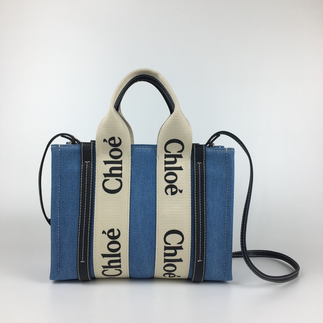 P390 Denim - pequeña. En 2022, el nuevo miembro joven de la familia de bolsos tote Woody, el color 'denim azul', se lan…
