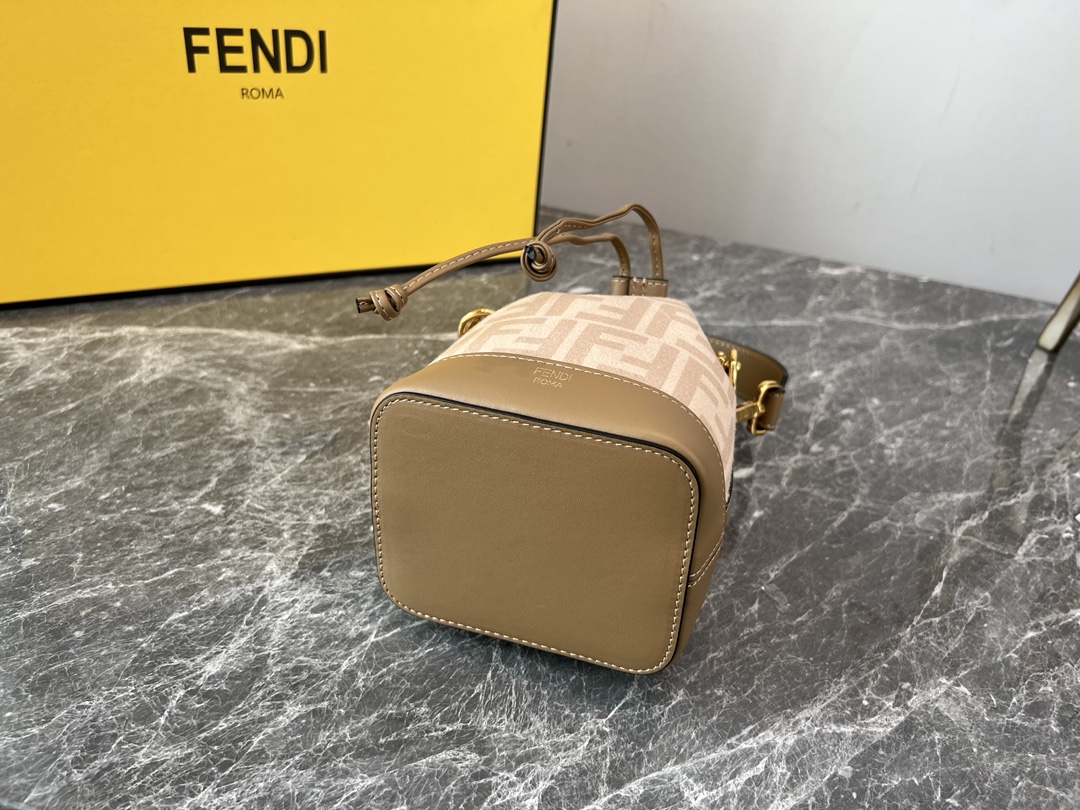 FEND1#新款montresorbag满FF法兰绒水桶包经典老花水桶包身采用法兰绒材质显得更复古时髦包