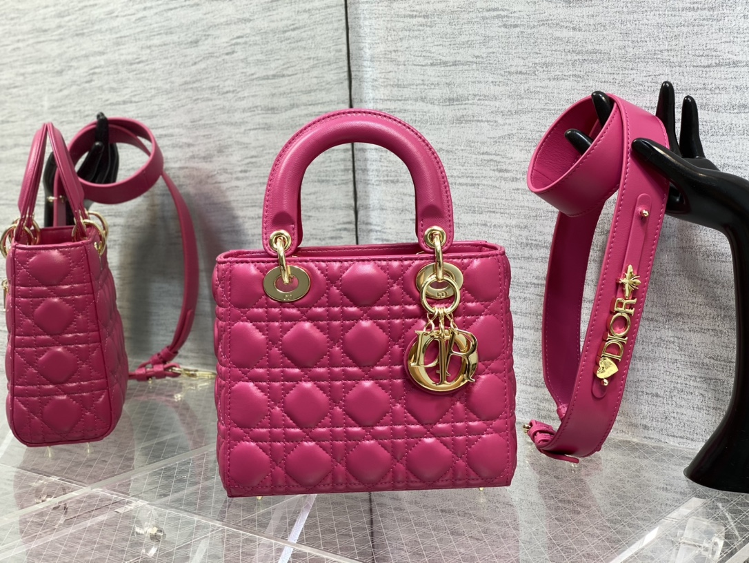 NO:938974,Four-frame sheepskin rose red is in stock. The Lady Diana that everyone has longed for is finally available in four-frame. This size is between three-frame and five-frame. It is practical and exquisite. The patent leather is much more durable than sheepskin. The upper body is eye-catching and can be elegant or casual. It is the best choice for various styles. Size: 20cm, Dior Dior original leather, dior, dior, sheepskin, Hermes,19860909四格羊皮玫红现货 小伙伴们心心念念的Lady戴妃终于出四格了,这个大小介于三格和五格之间,既实用又精致,漆皮又比绵羊皮耐用多了,上身又亮眼夺目,可优雅可休闲,是各种造型的最佳选择 size:20cm,Dior迪奥戴妃原厂皮,dior,dior,sheepskin,Hermes,,Bag