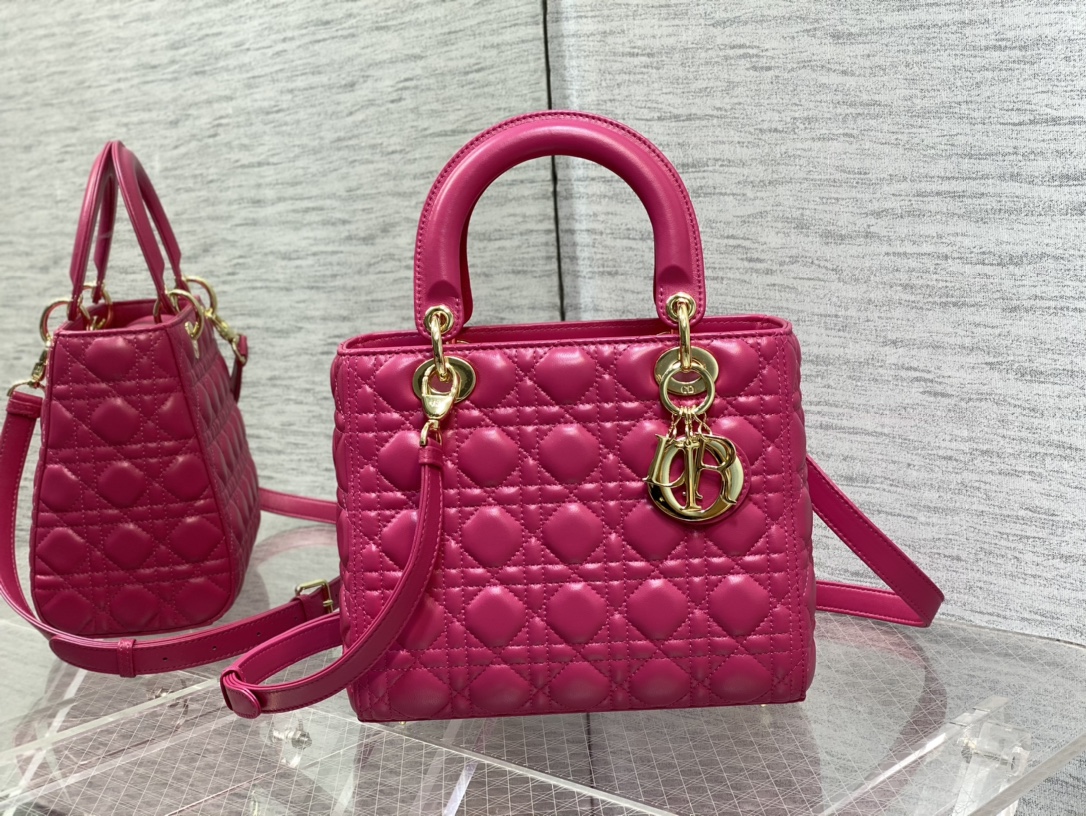 NO:938966,Five-compartment sheepskin rose red is in stock. Lady’s latest five-compartment clamshell sheepskin five-compartment is a classic upgrade. The previous scratchy zipper design has been changed. It is so considerate. After being hurt by various zipper bags, I really like the new five-compartment clamshell design. It has full capacity and looks good when carried cross-body. The retro rhombus and enduring bag shape are classic bags that every girl deserves to own.  size:24cm, Dior original leather, dior, dior, sheepskin, Hermes,19860909五格羊皮玫红现货 Lady最新翻盖羊皮五格,经典升级,改掉之前刮手的拉链设计,实在是太贴心了,被各种拉链包伤害后,真的非常喜欢新款五格的翻盖设计,容量满分,手拎斜跨都好看,复古的菱格和经久不衰的包形,是每个女孩子都值得拥有的经典包 size:24cm,Dior迪奥戴妃原厂皮,dior,dior,sheepskin,Hermes,,Bag