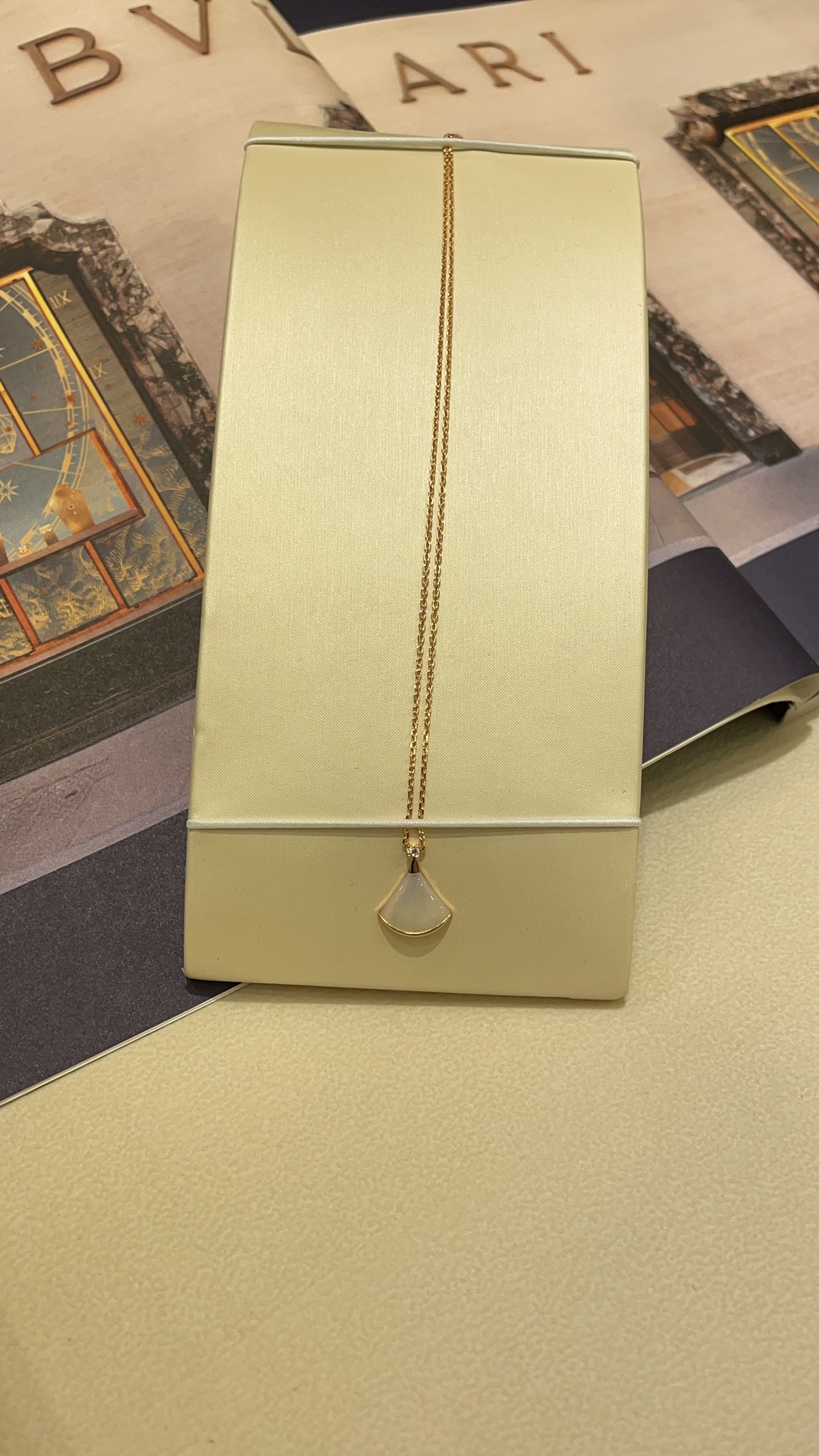 NO:634656,88220 Available in seconds. Small fan white shell rose gold necklace. Exclusive customization of high-end jewelry. Real shot. White shell has its own luster and a vague sense of transparency. The upper body is particularly gentle and delicate. The temperament is white and rich. The standard is real shot.1986090988220 现货秒发 小号扇子白贝玫瑰金项链 高级珠宝独家定制现货实拍 白贝自带光泽 还有隐隐约约的通透感 上身特别温柔精致 气质白富美标配 实拍S 纯银镀金 懂货姐妹闭眼入 项链带免费包装 需要送礼配全套包装另加40,,necklace,pure silver,gold plating,卡迪亚高端饰品,Jewelry