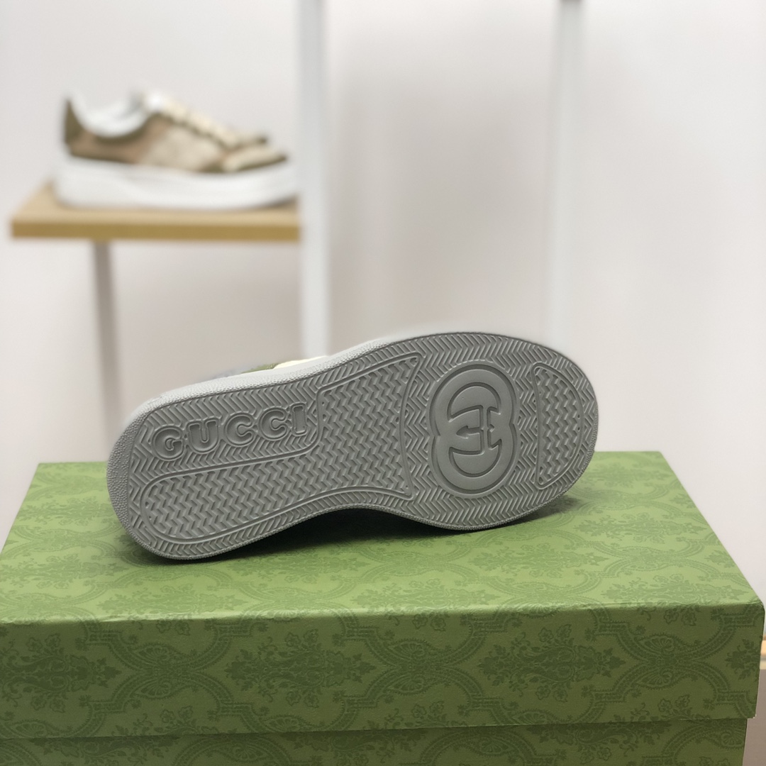 GUCCI古驰   采用牛皮材质GG印花帆布情侣款运动鞋