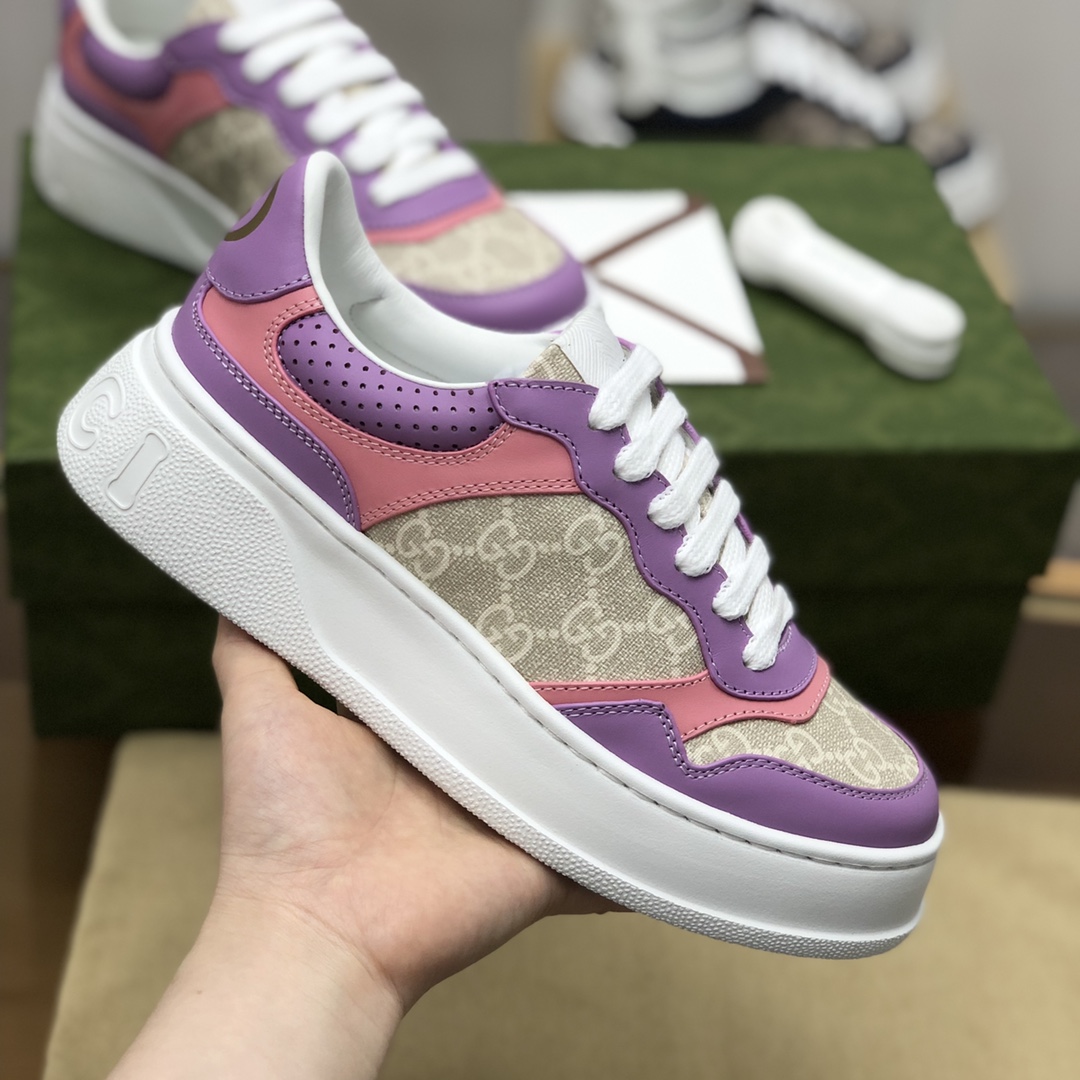 GUCCI古驰   采用牛皮材质GG印花帆布女款运动鞋