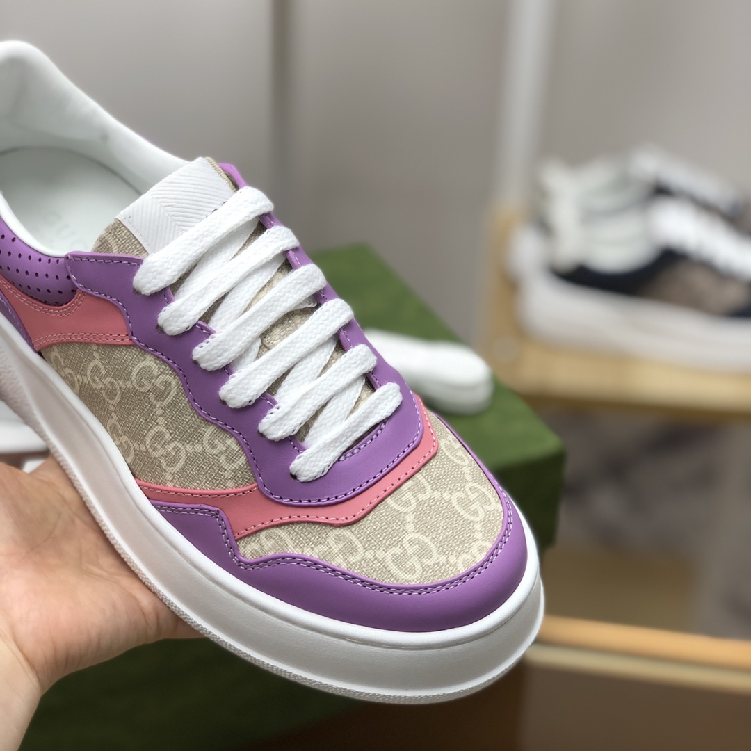GUCCI古驰   采用牛皮材质GG印花帆布女款运动鞋