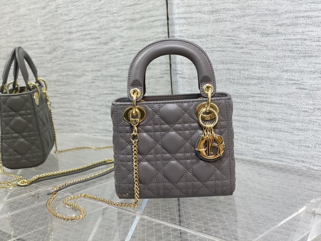 NO:939011,The three-compartment elephant gray light gold buckle classic lady bag is in stock. It is a must-have three-compartment small bag for everyone. It is charming, elegant and full of aura. It is also full of femininity and classic fashion style when carried cross-body. It is a beautiful bag that everyone has on Instagram and many fashion icons. Don’t miss it. Size 17cm, Dior Dior original leather, dior, dior, Hermes,19860909三格大象灰浅金扣现货 Classic Lady戴妃包,人手一个必备的三格小包.迷人优雅又气场十足,斜挎手拎也是女人味十足,经典时尚风格.ins和众多时尚icon都人手一个的美包,别错过哦 size17cm,Dior迪奥戴妃原厂皮,dior,dior,Hermes,,Bag