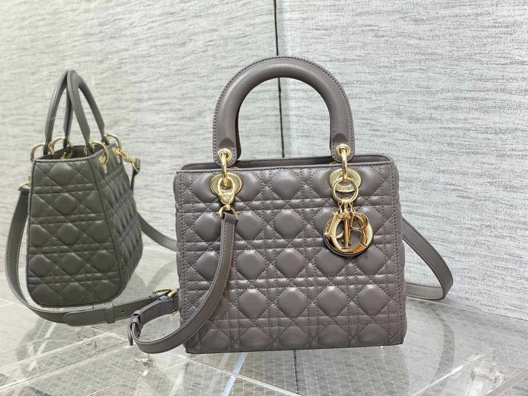 NO:938996,Five grid elephant gray light gold buckle in stock Five grid sheepskin newly upgraded five grid The first thing is the hardware. Each hardware is re-opened and customized, and the curvature of the hardware surface is perfect. The gloss and weight are also consistent with ZP. The new lining is made of imported high-weave cotton, which is not a messy currency in the market. Our lining knits the concave and convex effect.  Everyone is welcome to compare the leather. Not all sheepskin feels the same. We only use imported sheepskin. Regardless of the gloss and feel, it is very different from ordinary sheepskin. If you pursue quality, don’t miss it. Size 24, Dior Dior original leather, dior, dior, sheepskin, Hermes,19860909五格大象灰浅金扣现货 五格羊皮全新升级五格首先是五金,每个五金都是重新开模订制的,五金表面弧度完美.光泽度重量感也是与zp一致.全新里布采用进口高织版棉布,非市场乱七八糟的通货,我们的里布针织出来的凹凸效果 欢迎大家对比关于皮料,不是所有的羊皮手感皮质都是一样的哦,我们只采用进口的绵羊皮,无论光泽度手感细腻度都和普通羊皮是有大大的区别,追求品质的你别错过. Size 24,Dior迪奥戴妃原厂皮,dior,dior,sheepskin,Hermes,,Bag