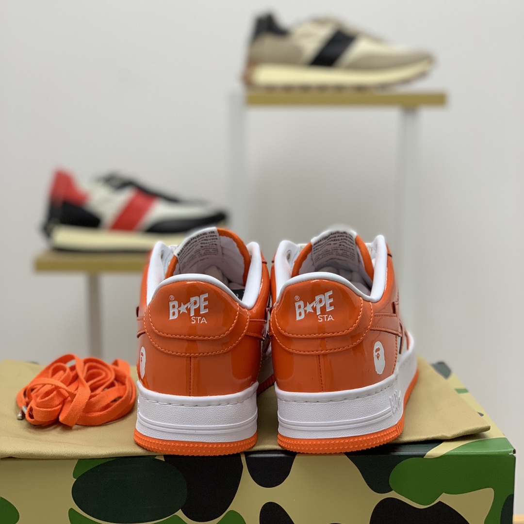 BAPE 采用白色牛皮拼接亮面漆皮猿人联名情侣款运动鞋