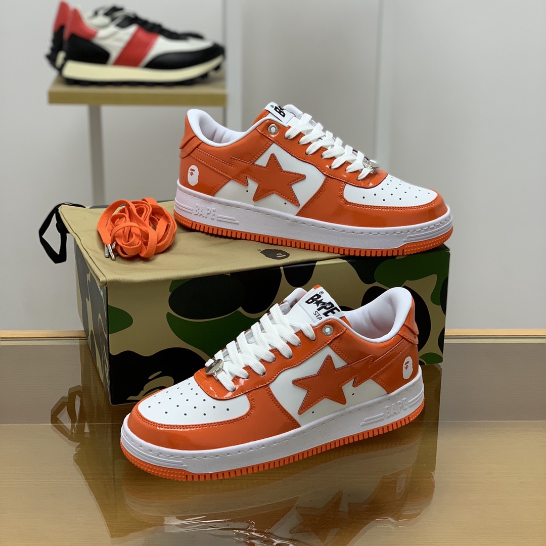 BAPE 采用白色牛皮拼接亮面漆皮猿人联名情侣款运动鞋