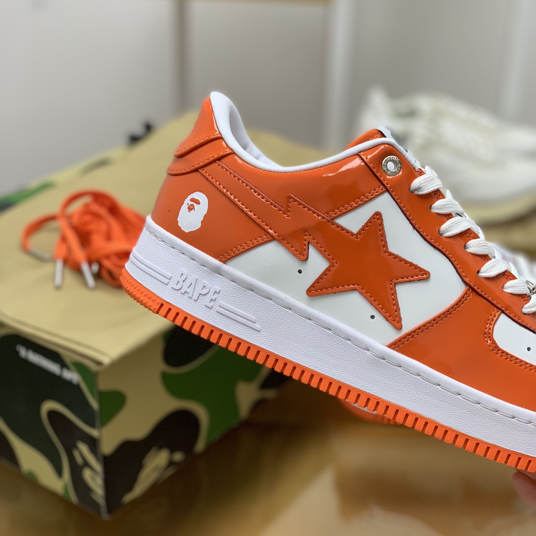 BAPE 采用白色牛皮拼接亮面漆皮猿人联名情侣款运动鞋