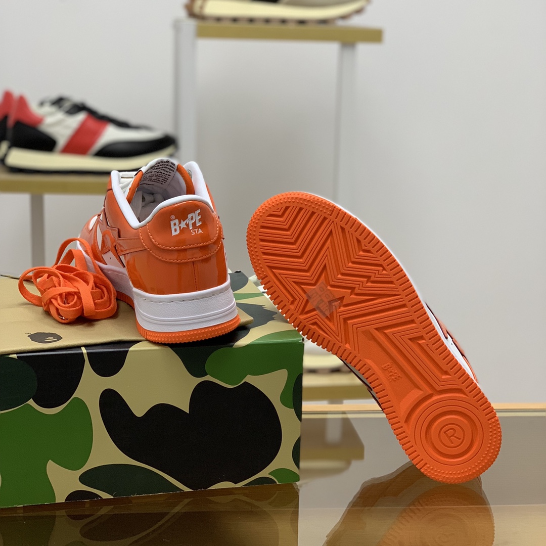 BAPE 采用白色牛皮拼接亮面漆皮猿人联名情侣款运动鞋