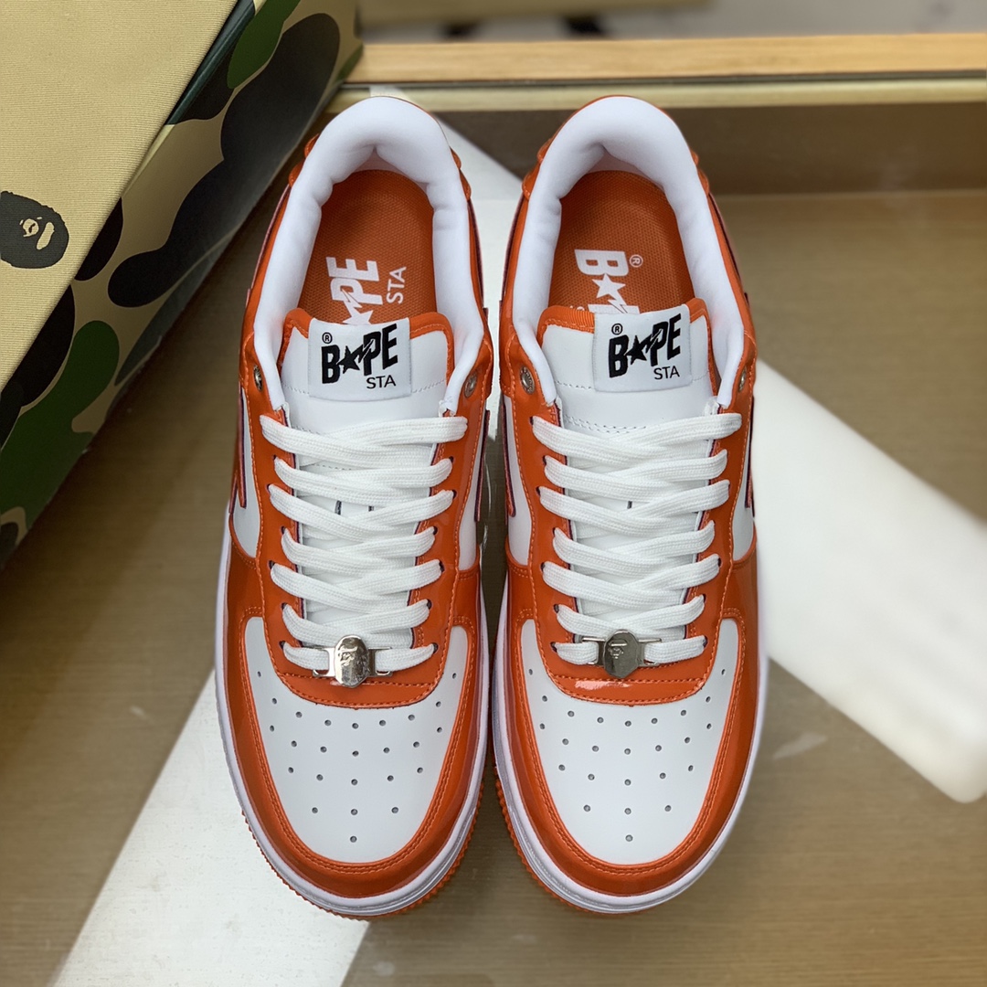 BAPE 采用白色牛皮拼接亮面漆皮猿人联名情侣款运动鞋