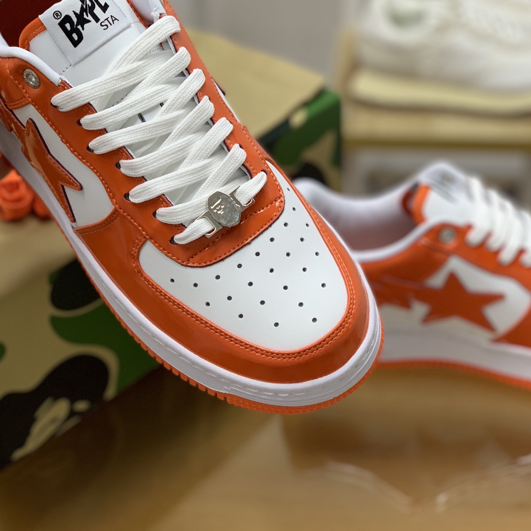BAPE 采用白色牛皮拼接亮面漆皮猿人联名情侣款运动鞋