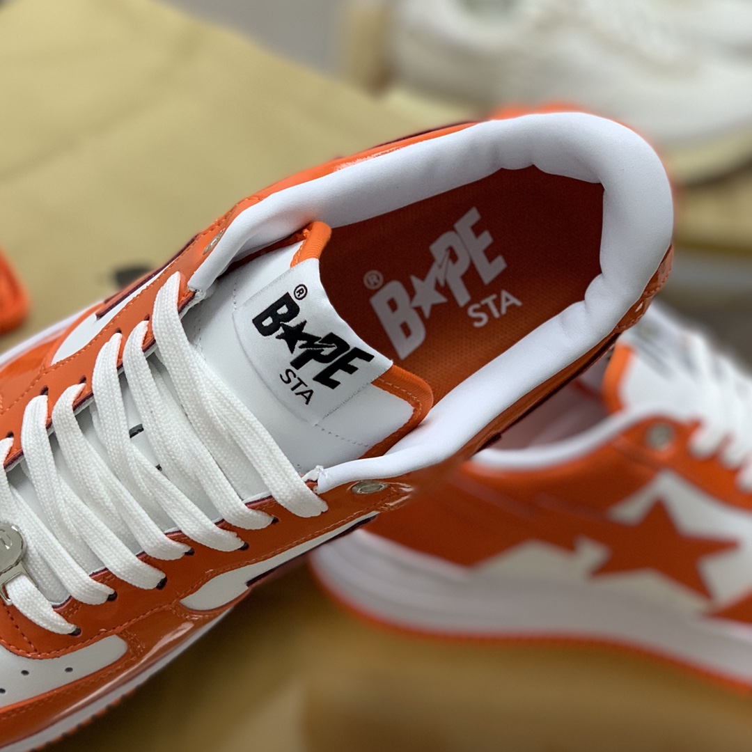 BAPE 采用白色牛皮拼接亮面漆皮猿人联名情侣款运动鞋