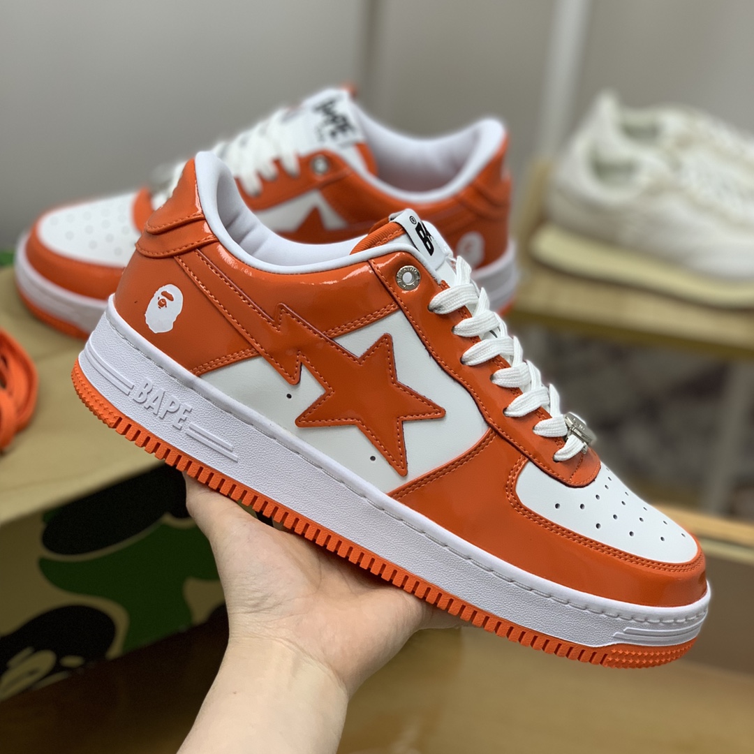 BAPE 采用白色牛皮拼接亮面漆皮猿人联名情侣款运动鞋