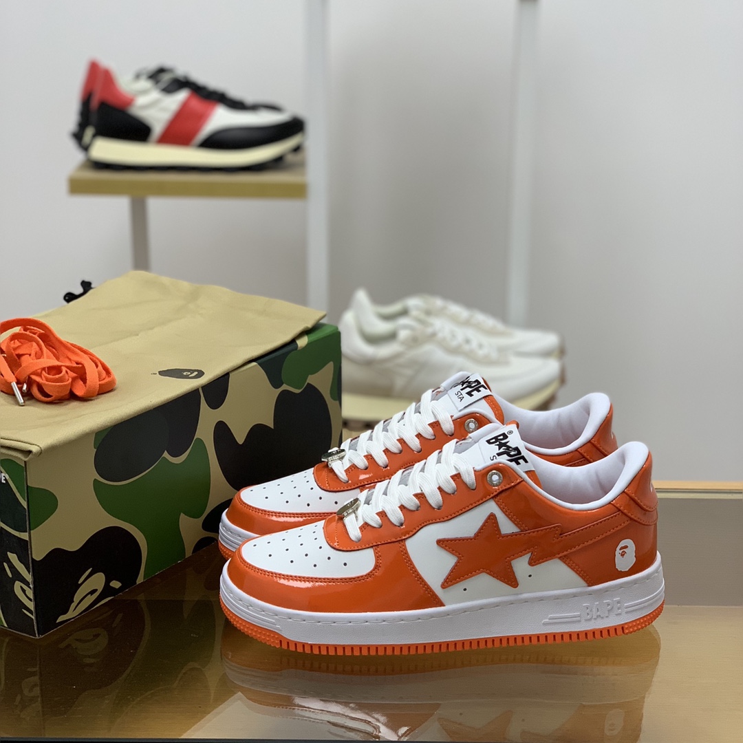BAPE 采用白色牛皮拼接亮面漆皮猿人联名情侣款运动鞋