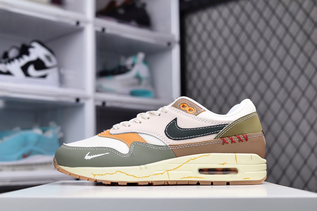 H5 Patta x Nk Air Max 1 联名款 半掌气垫复古跑步鞋 DQ8656-133整双鞋以经典 Air Max 1 为蓝本，在元年传统鞋身包边的基础上加入新颖的波浪形设计，经典中又有几分俏皮。鞋面以网眼和皮革材质打造，既保证了透气性又不失质感，鞋头处银色迷你 Swoosh Logo 为鞋款增添了一抹亮眼的细节×663ZJR