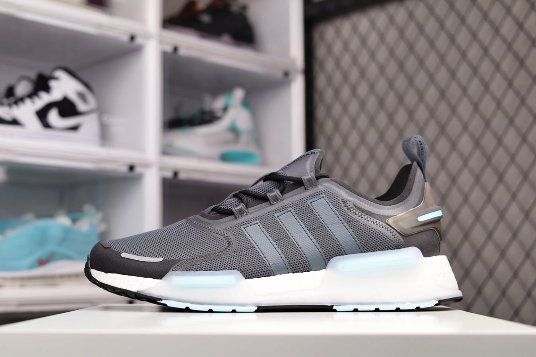 H0 Adidas NMD_V3 Boost”OG Black”飞织系列低帮爆米花阿迪达斯经典三叶草(AdidasOriginals)系列AdidasOriginals走上了巅峰，adidasNMDV3鞋，强烈的氛围与您 相匹配。毛绒BOOST缓震装置意味着良好的氛围永无止境，无尽的能量回馈让您在夜幕降临时感到舒适。透明鞋跟夹和带斑点的TPU中底使渐进式探索更加完美×663XQ