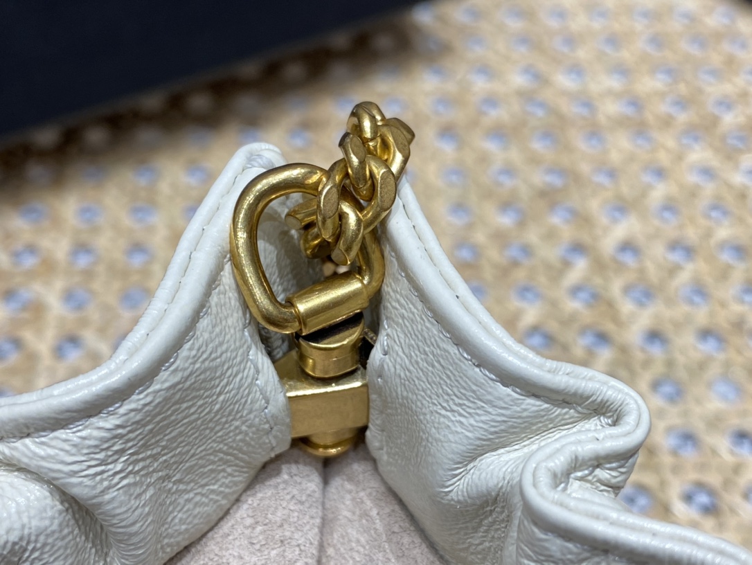 Saint laurent Ysl 专柜新款云朵型腋下链条包 681632白色金扣