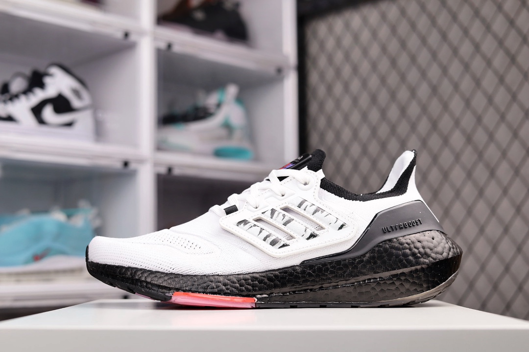 H0 公司级 AD Ultra Boost ub2022 Consortium ub8.0爆米花跑鞋 白黑中国年 GW1915 全掌Boost将缓震和能量回馈再一次进行了升级 提供更好的舒适穿着体验 J5 °Primeknit编织工艺 S型Heel Counter提供更加精准锁定后跟 带来出众的后跟包裹 LEP创新大底延续马牌橡胶大底 同时新加入LEP结构 为每一步提供更多动力及更好回弹×663MG