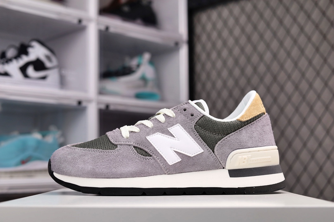 G5 New Balance NB990系列 高端美产复古休闲跑步鞋 M990AT1采用台产猪巴革及透气网眼材质 6层组合底模精密开发 搭载全新碳素中底 后跟装饰条稳固688RC鞋码：36 37 37.5 38 38.5 39 40 40.5 41 42 42.5 43 44 44.5 45