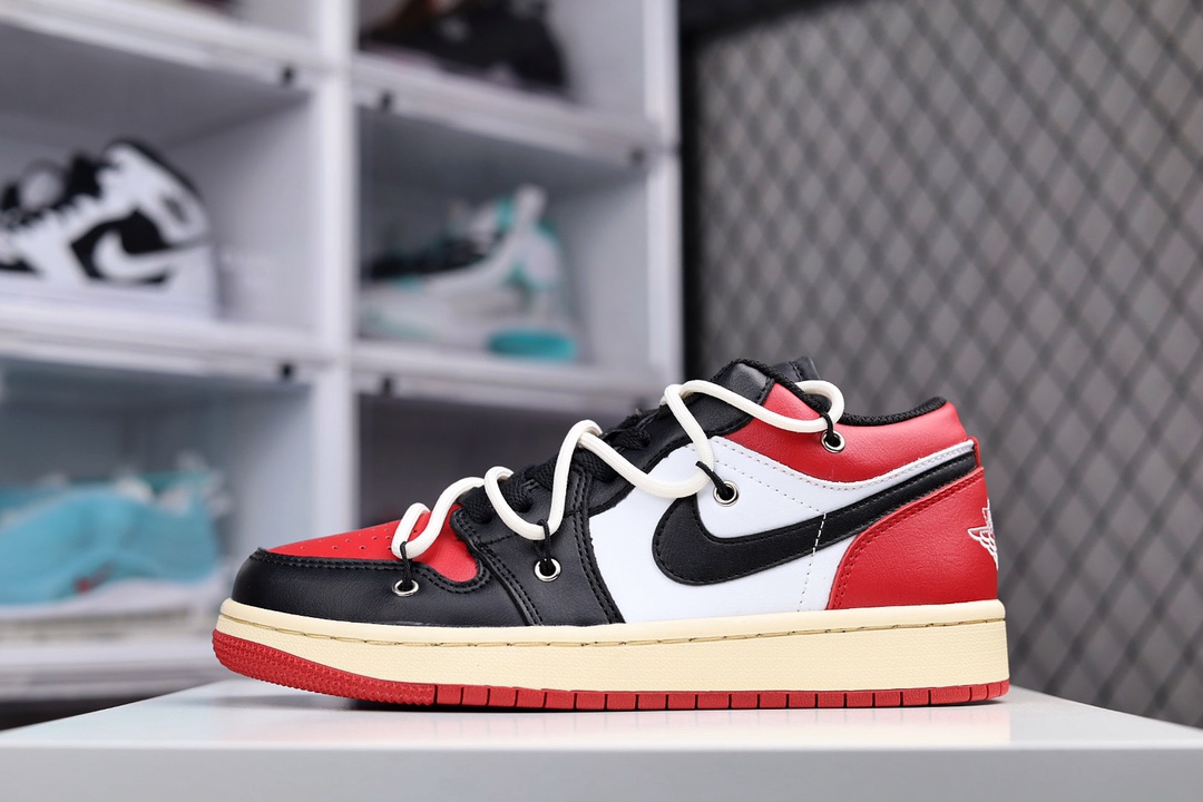 H0 耐克Air Jordan 1 Low AJ1 乔1定制版 芝加哥配色解构 运动文化篮球鞋 5535 F5 -612采用AJ1 Low的经典外观 在鞋头 鞋后重新手绘 还原OG滋味 中底外侧进行手工氧化处理 塑造微微泛黄的做旧效果 vibe风味浓郁 OW式鞋带系法使整体更加街头×689WX