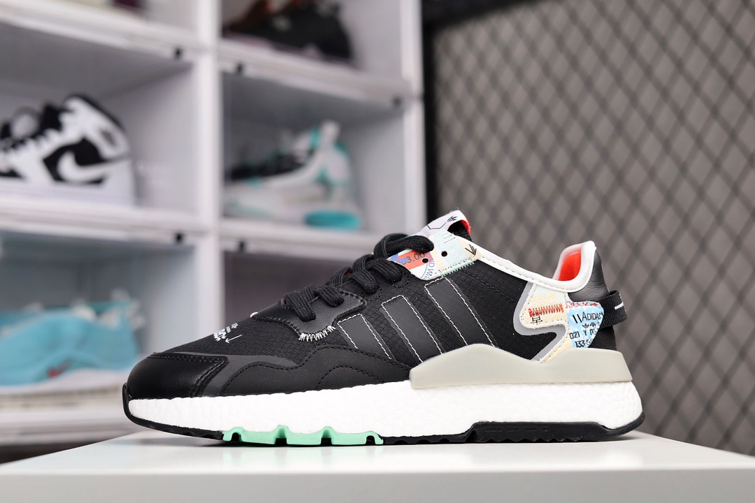 G0 阿迪达斯三叶草 NITE JOGGER 经典运动跑鞋 夜行者 复古跑鞋原厂材料 原厂大底 私家独模 网布搭配麂皮拼接打造鞋面 极具复古风格鞋头及鞋跟点缀3M反光设计极为亮眼中底采用全掌 Boost 科技，厚度相当可观，脚感极佳×877BL