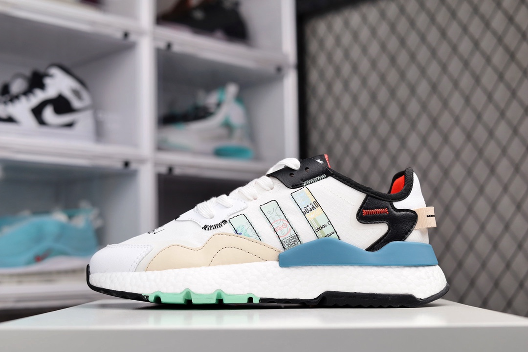 G0 阿迪达斯三叶草 NITE JOGGER 经典运动跑鞋 夜行者 复古跑鞋原厂材料 原厂大底 私家独模 网布搭配麂皮拼接打造鞋面 极具复古风格鞋头及鞋跟点缀3M反光设计极为亮眼中底采用全掌 Boost 科技，厚度相当可观，脚感极佳×877BL