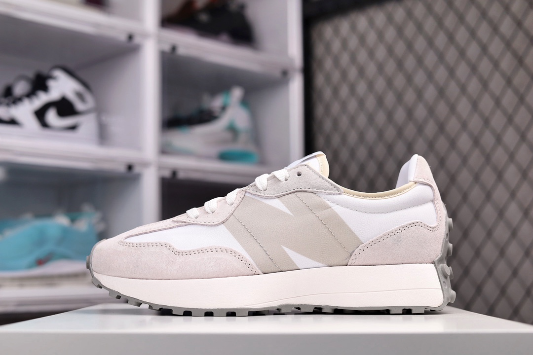 G5 公司级 新百伦New Balance MS327系列复古休闲运动慢跑鞋 ＃全新NB327系列 以更纯粹的复古风格设计打造的全新造型。侧身还以解构设计，将 N 字标志以做旧压花样式呈现，样式别具新意。而麂皮、冲孔皮革的塑造，则呈现出高级怀旧气质，也让鞋款在奢华时装风格与运动氛围之间达到了平衡。鞋身采用尼龙及猪巴革麂皮物料拼接构成中底高弹PU材质及满丁防滑橡胶外底255SG