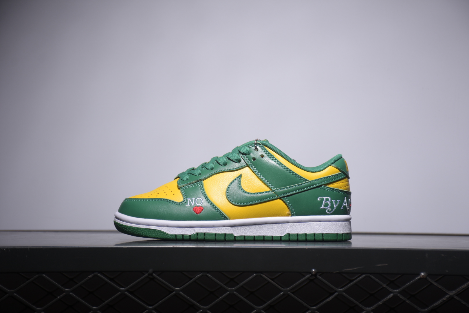 G0 纯原 Supreme x NK SB Dunk Low 黄绿 DO7412-983 独家原厂航空铝磨具打磨大底 鞋头坡度极致还原 原盒原配 圈内天花板工艺 原厂冲刀 超高清洁度 全鞋零毛边皮料切割 全套原楦原模倾力打造完美版型 采用原厂百宏鞋带以及原厂百宏织唛舌标 内标可供原厂几率过验 原厂中底布黄色点胶 原厂中底布拉帮走线遵循公司