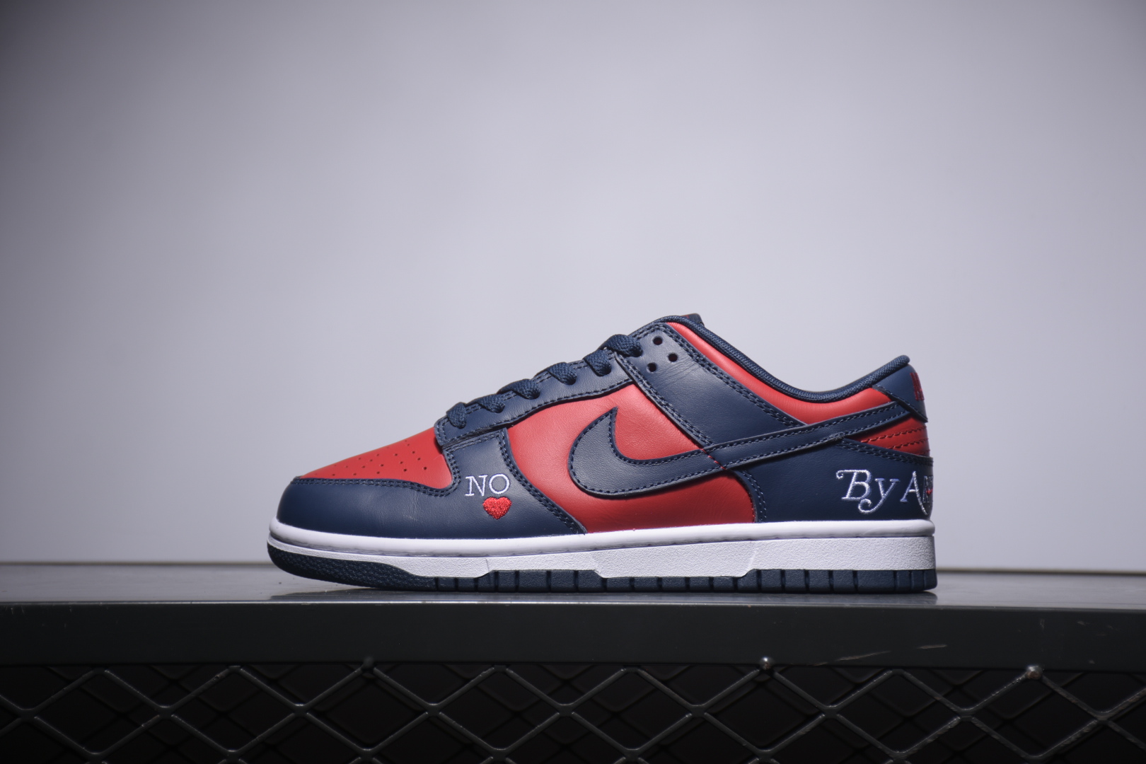 G0 纯原 Supreme x NK SB Dunk Low 蓝红 DO7412-982 独家原厂航空铝磨具打磨大底 鞋头坡度极致还原 原盒原配 圈内天花板工艺 原厂冲刀 超高清洁度 全鞋零毛边皮料切割 全套原楦原模倾力打造完美版型 采用原厂百宏鞋带以及原厂百宏织唛舌标 内标可供原厂几率过验 原厂中底布黄色点胶 原厂中底布拉帮走线遵循公司