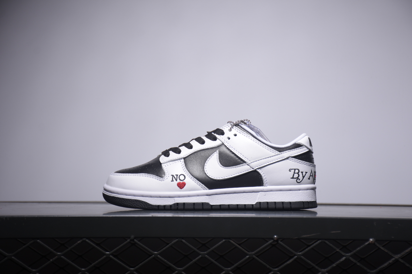 G0 纯原 Supreme x NK SB Dunk Low 黑白 DO7412-984 独家原厂航空铝磨具打磨大底 鞋头坡度极致还原 原盒原配 圈内天花板工艺 原厂冲刀 超高清洁度 全鞋零毛边皮料切割 全套原楦原模倾力打造完美版型 采用原厂百宏鞋带以及原厂百宏织唛舌标 内标可供原厂几率过验 原厂中底布黄色点胶 原厂中底布拉帮走线遵循公司