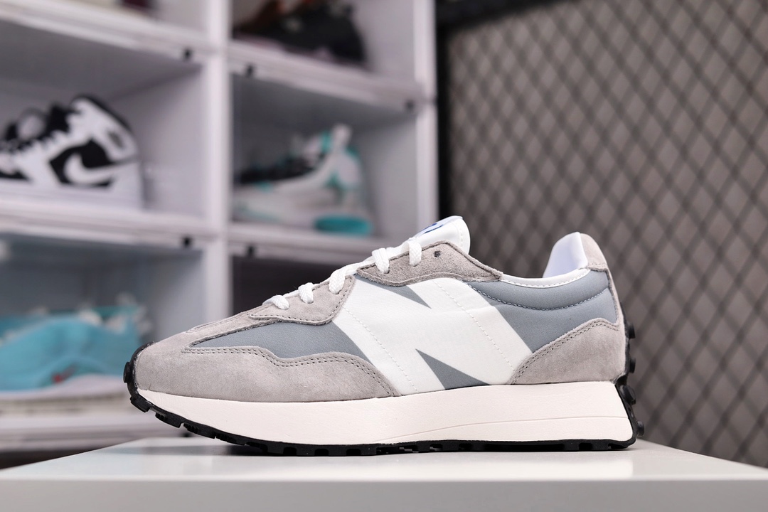 G5 公司级 新百伦New Balance MS327系列复古休闲运动慢跑鞋 ＃全新NB327系列 以更纯粹的复古风格设计打造的全新造型。侧身还以解构设计，将 N 字标志以做旧压花样式呈现，样式别具新意。而麂皮、冲孔皮革的塑造，则呈现出高级怀旧气质，也让鞋款在奢华时装风格与运动氛围之间达到了平衡。鞋身采用尼龙及猪巴革麂皮物料拼接构成中底高弹PU材质及满丁防滑橡胶外底255SG