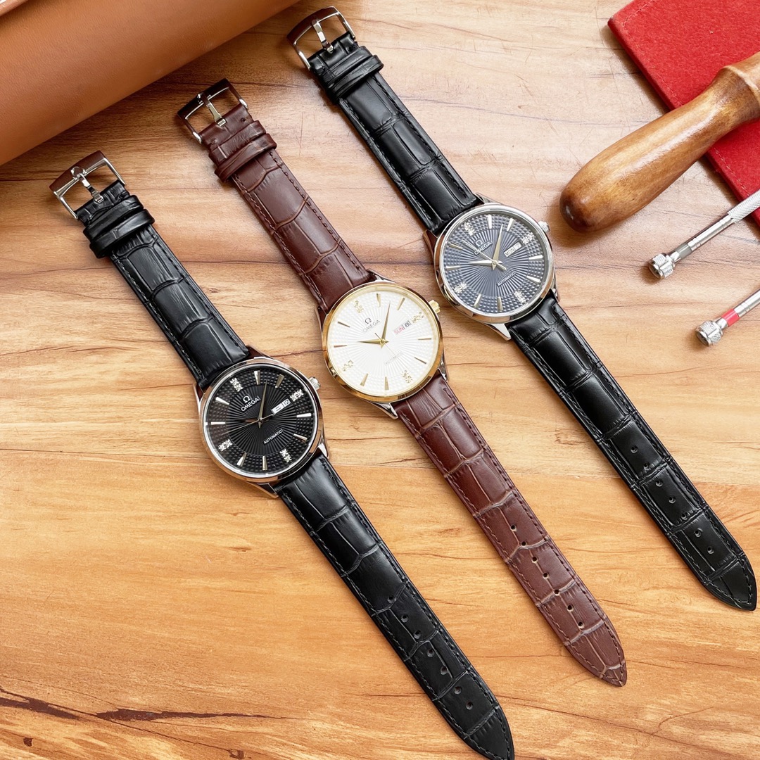 统一 三针精品 简约款式 最新： 欧米茄 Omega 最佳设计独家首发 类型：精品男士腕表 表带：真牛皮表带 机芯：西铁城机械机芯 镜面：蓝宝石玻璃更高清 品味高雅 浩瀚大气 匠心独运 腕间瑰宝 尺寸：直径41mm厚12mm