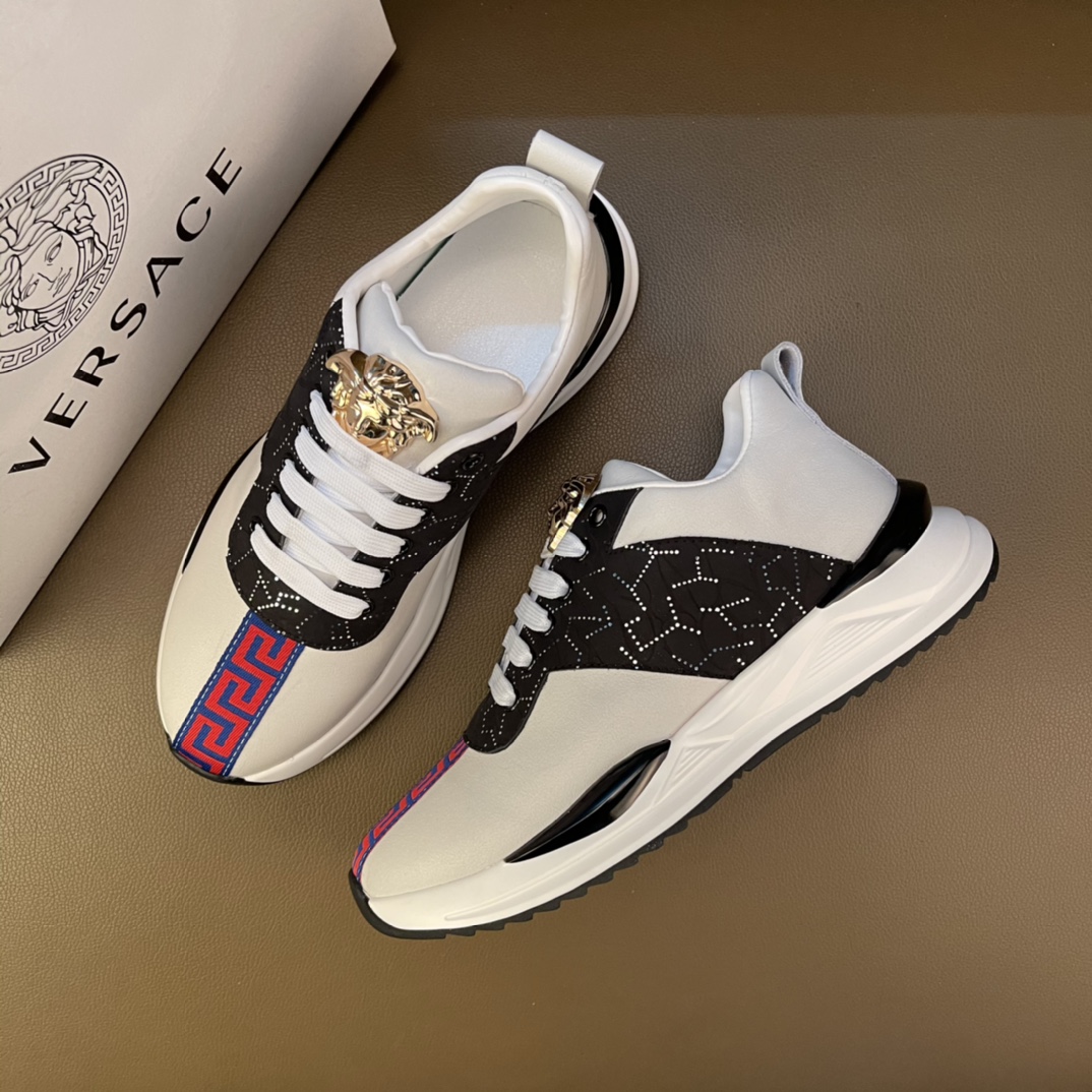 I5       最高品质范思哲VERSACE～独领风骚2⃣️0⃣️2⃣️2⃣️经典休闲潮款，原版瓦莎琪荔3D 鞋面 霸气玫瑰金更是重金打造😍 材料：🐂进口头层小牛皮➕顶级材质制作而成 ，欧美大师独特版面设计 完美打造专柜品质，懒人套脚设计 潮人板鞋 耐磨仿滑原版大底 运动跑步风设计 上脚独特的美，青年乐福款 休闲运动板鞋💓超级舒服。范思哲原版鞋面复刻 适合司机驾车外出🚗 绝对的焦点 高端 优雅.男鞋