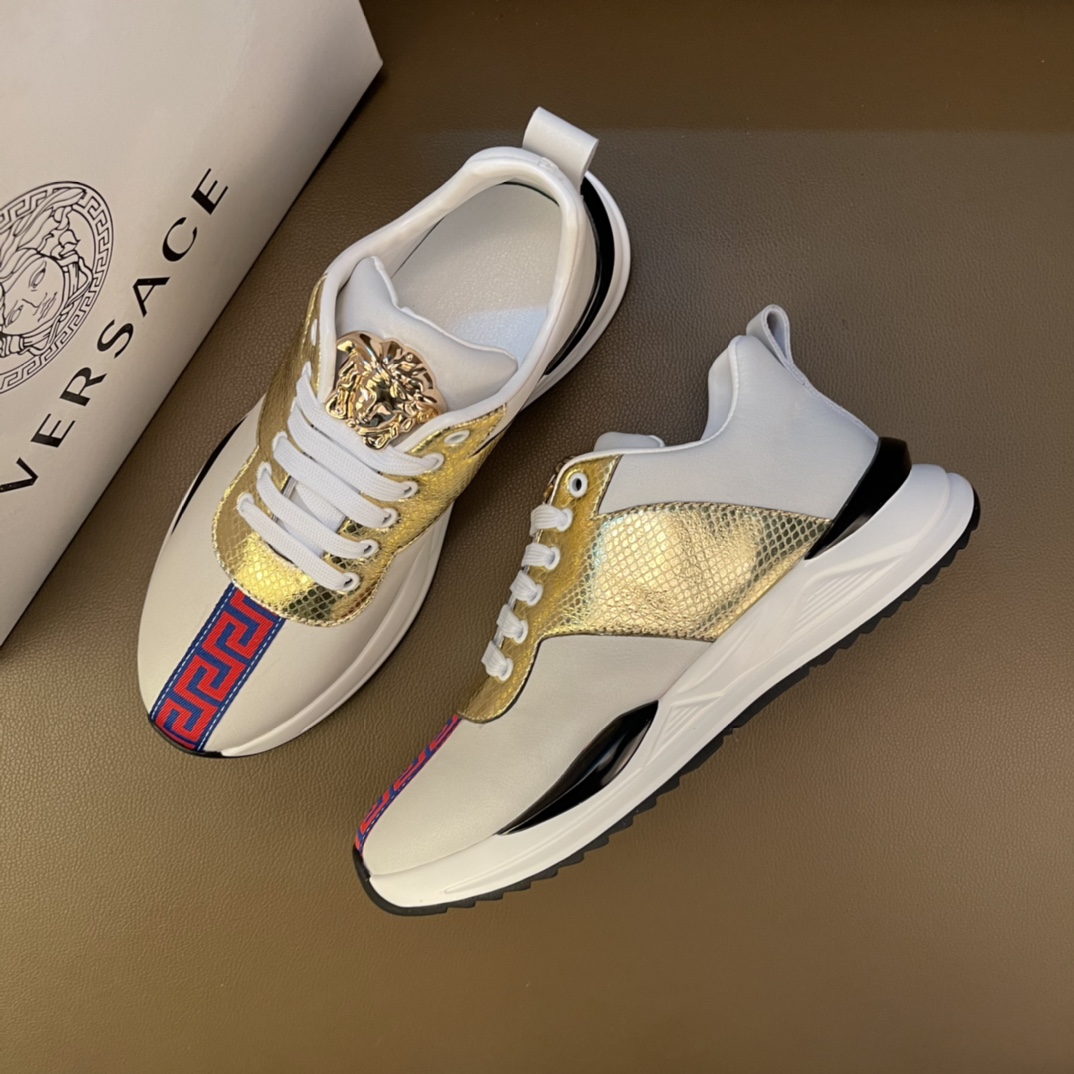 I5       最高品质范思哲VERSACE～独领风骚2⃣️0⃣️2⃣️2⃣️经典休闲潮款，原版瓦莎琪荔3D 鞋面 霸气玫瑰金更是重金打造😍 材料：🐂进口头层小牛皮➕顶级材质制作而成 ，欧美大师独特版面设计 完美打造专柜品质，懒人套脚设计 潮人板鞋 耐磨仿滑原版大底 运动跑步风设计 上脚独特的美，青年乐福款 休闲运动板鞋💓超级舒服。范思哲原版鞋面复刻 适合司机驾车外出🚗 绝对的焦点 高端 优雅.男鞋