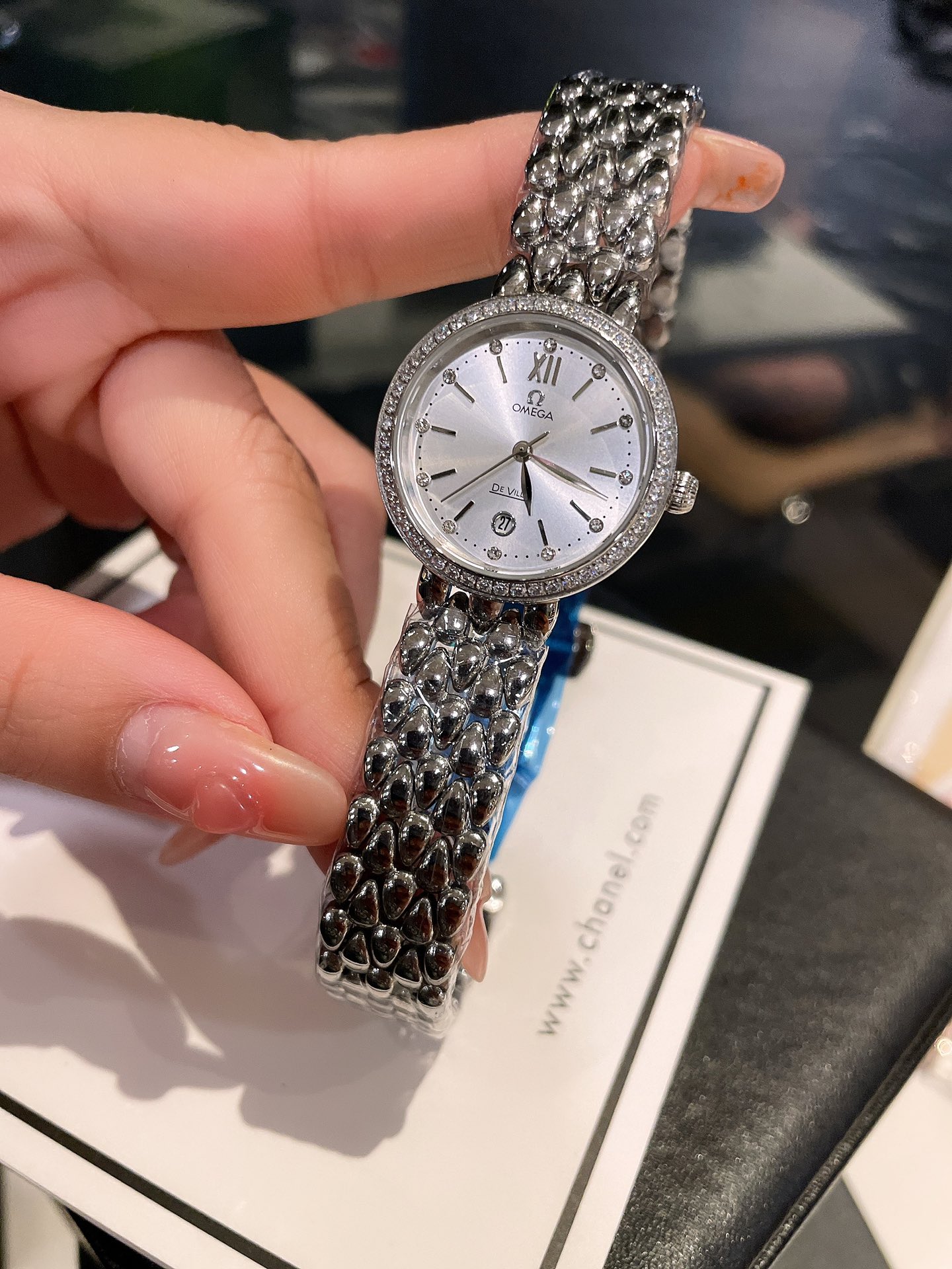 K5  升级版OMEGA – 欧米茄 Omega 。典雅系列 卓越的惊艳亮相，将华贵珠宝的优雅魅力与卓越时计的精准技术完美结合“露珠”连结成一条光华夺目的表链，流畅的线条洋溢着柔美灵动的女性韵味。五节式表链搭配蝴蝶表扣，精巧迷人尺寸28MM，进口机芯机芯，。高品质。