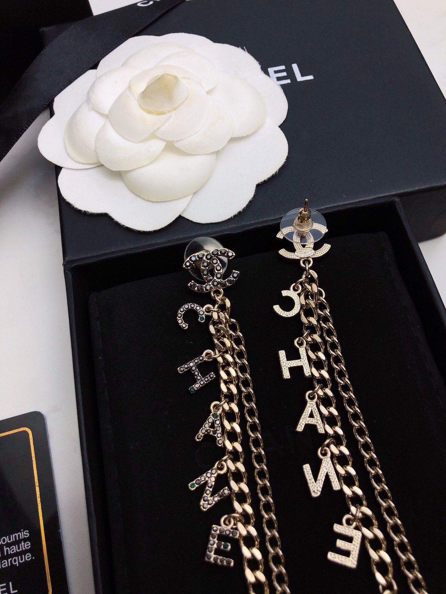 Chanel香奈儿叶子双C耳钉耳环     复古金色双C底托，边缘加上镶嵌闪钻的叶子，女神必备，超级显脸