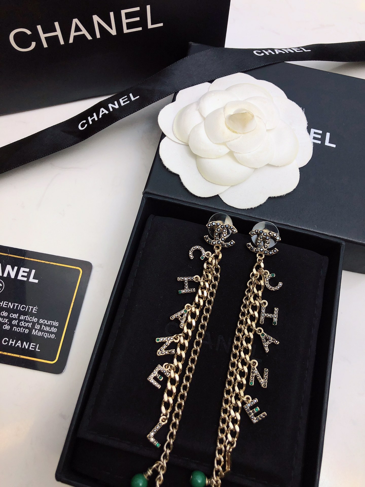 Chanel香奈儿叶子双C耳钉耳环     复古金色双C底托，边缘加上镶嵌闪钻的叶子，女神必备，超级显脸