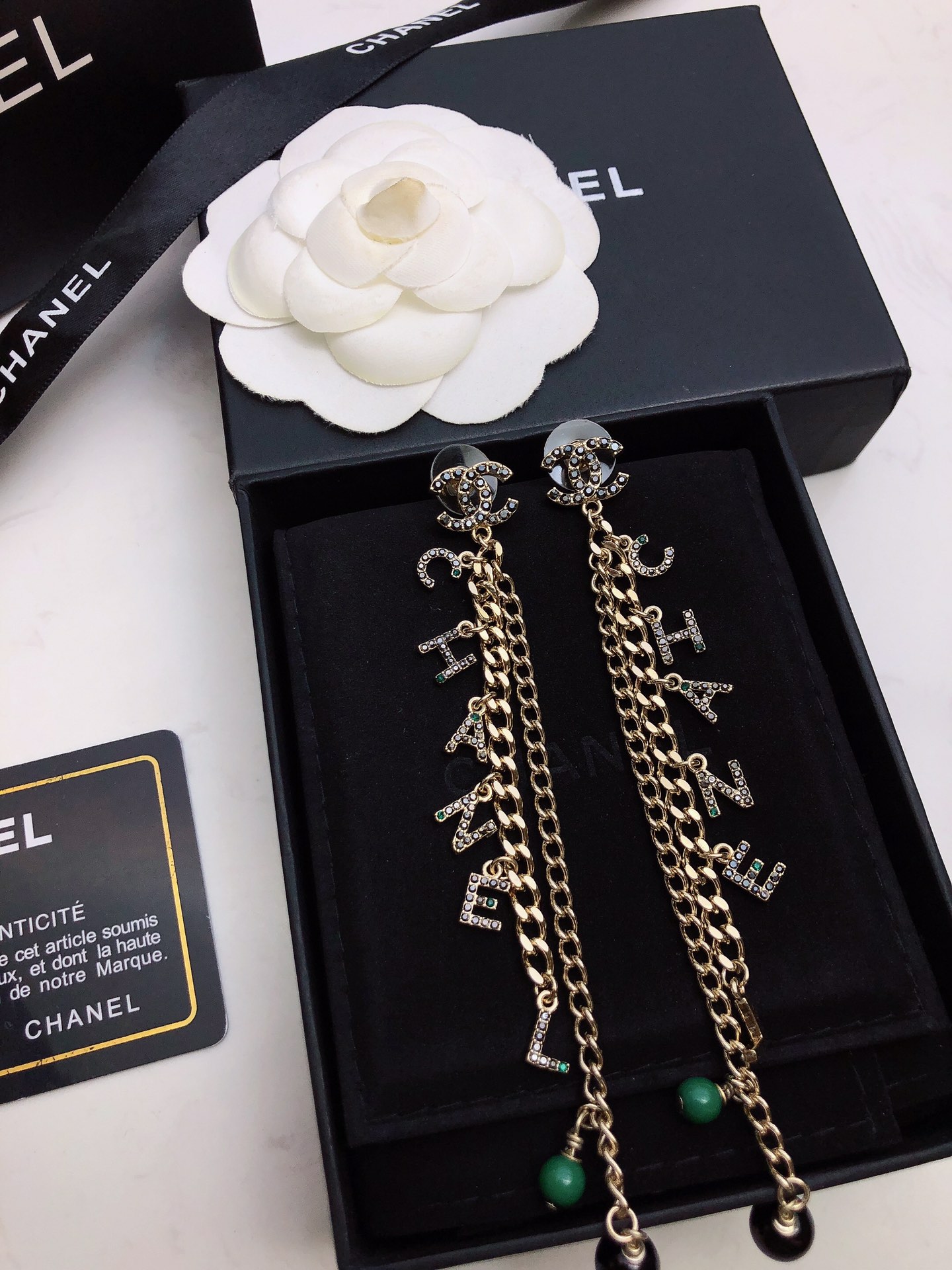 Chanel香奈儿叶子双C耳钉耳环     复古金色双C底托，边缘加上镶嵌闪钻的叶子，女神必备，超级显脸