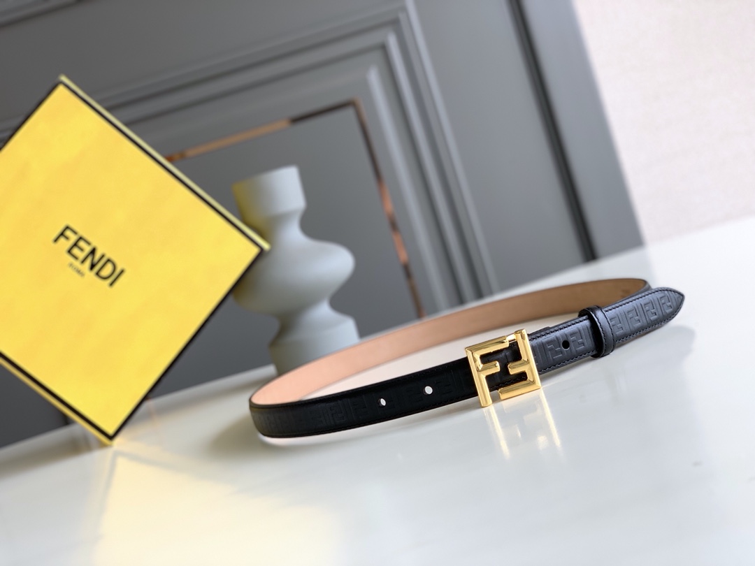 Fendi 五金做工精细 线条流畅 表面光滑 𝐙𝐏电镀工艺 香港通关【𝐇𝐀𝐀𝐒】 进口皮料
