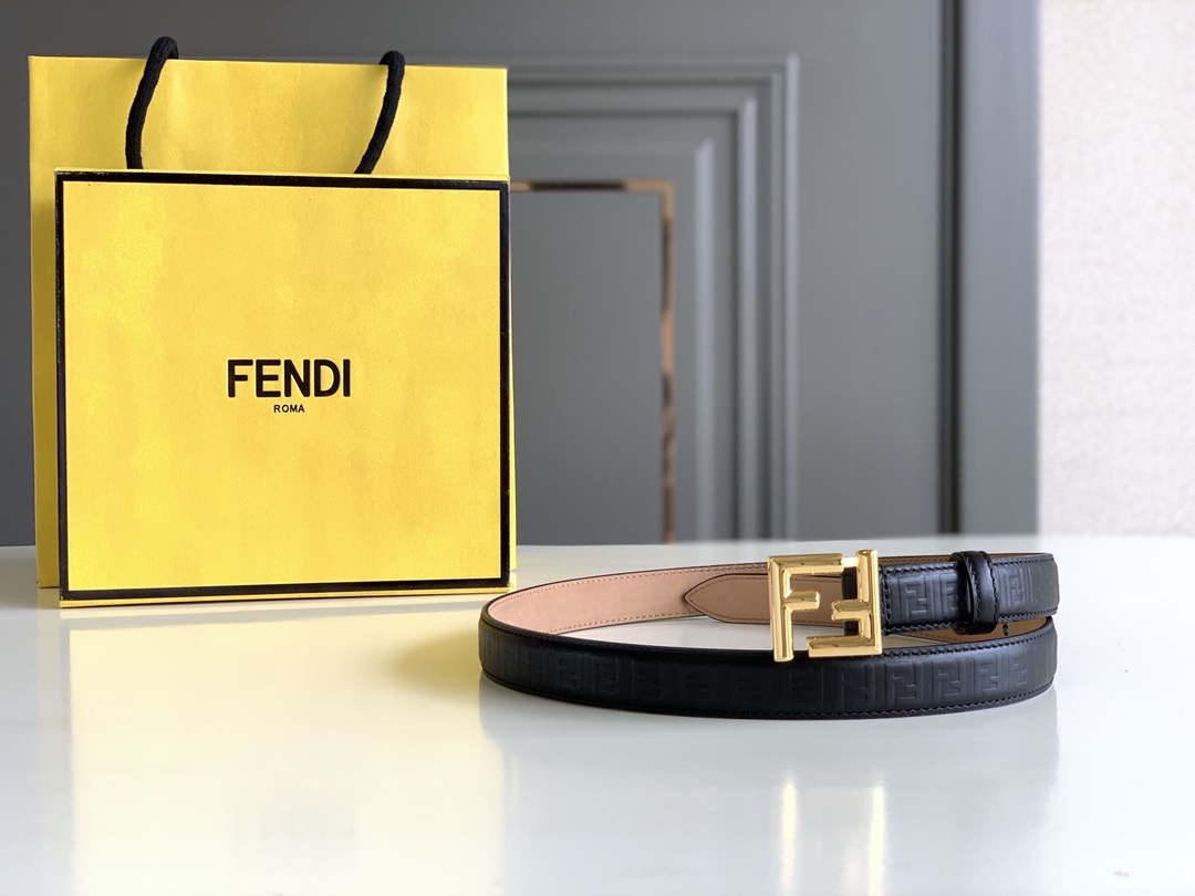 Fendi 五金做工精细 线条流畅 表面光滑 𝐙𝐏电镀工艺 香港通关【𝐇𝐀𝐀𝐒】 进口皮料