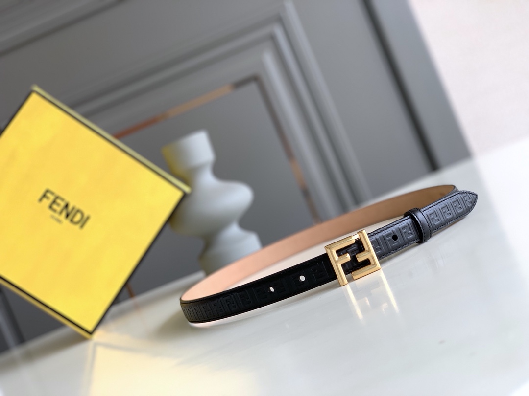 Fendi 五金做工精细 线条流畅 表面光滑 𝐙𝐏电镀工艺 香港通关【𝐇𝐀𝐀𝐒】 进口皮料