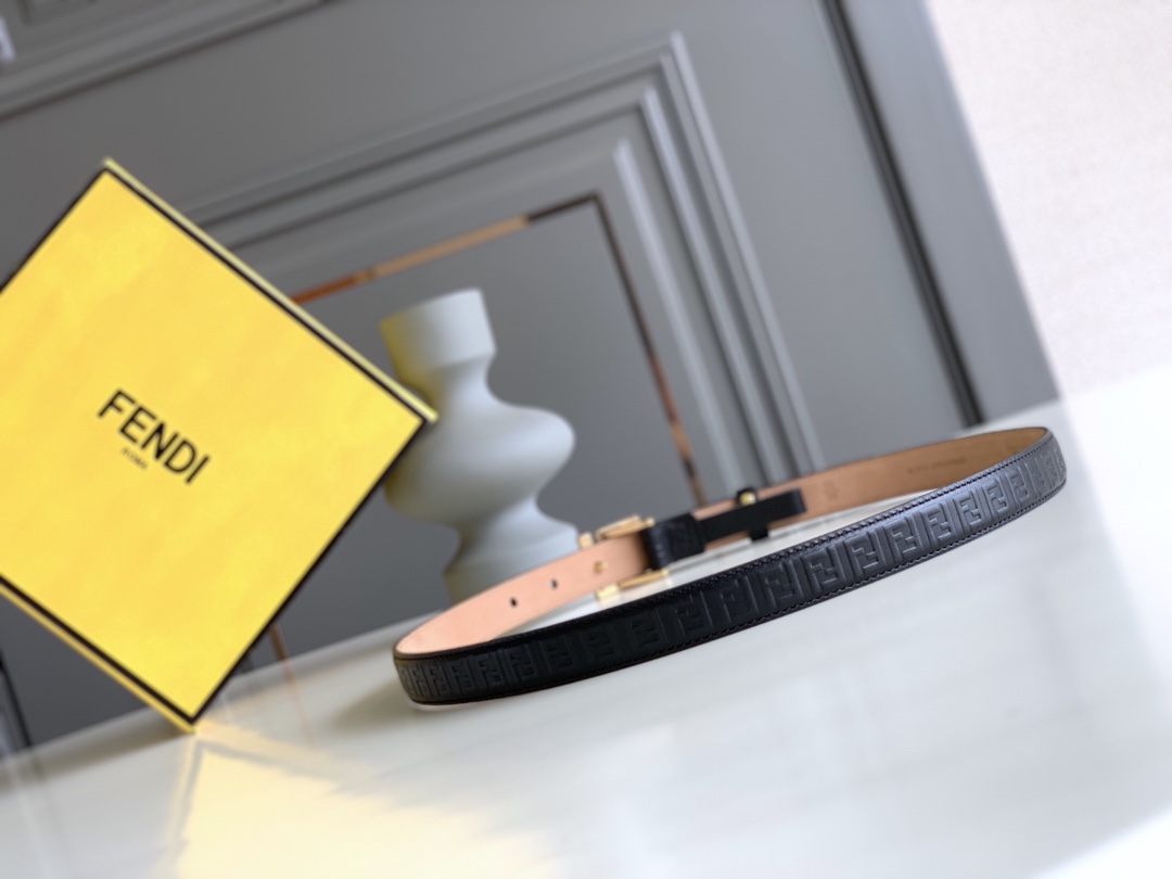 Fendi 五金做工精细 线条流畅 表面光滑 𝐙𝐏电镀工艺 香港通关【𝐇𝐀𝐀𝐒】 进口皮料